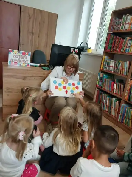 Dzień Kropki w bibliotece w Janowie – Motylki odkrywały moc kropek