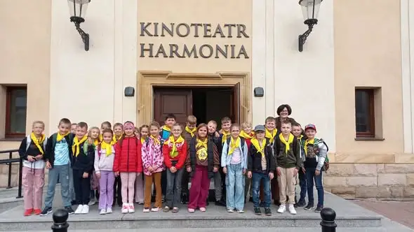 Uczniowie z klas 2 i 3b obejrzeli spektakl „Dorotka po drugiej stronie tęczy” w kinoteatrze Harmonia