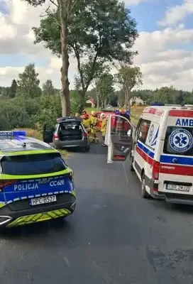 Wypadek w Ładnówku – jedna osoba poszkodowana, działały służby ratunkowe