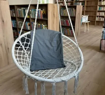Bocianie gniazdo w bibliotece – nowa atrakcja dla najmłodszych czytelników