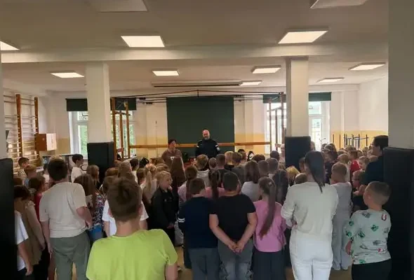 Górzno: Policjant uczył uczniów, jak bezpiecznie dotrzeć do szkoły