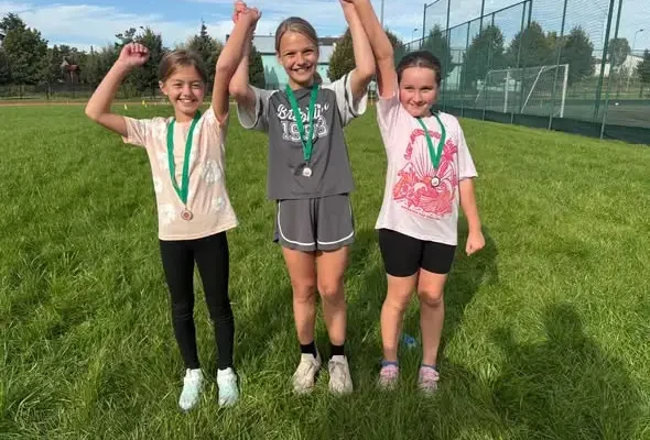 Mistrzostwa Szkoły w Biegach Przełajowych – uczniowie klas 4–8 rywalizowali w jesiennej aurze