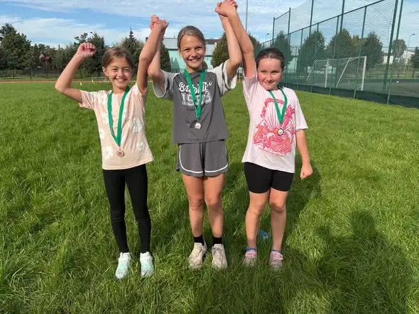 Mistrzostwa Szkoły w Biegach Przełajowych – uczniowie klas 4–8 rywalizowali w jesiennej aurze