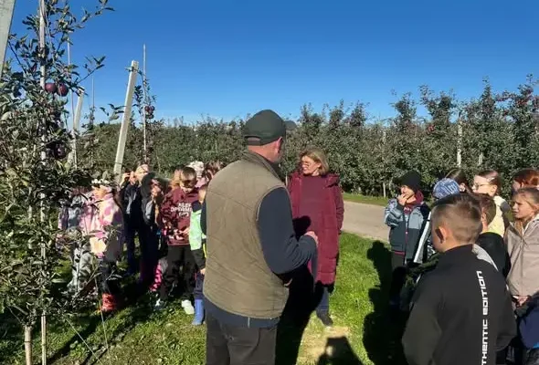 Drugoklasiści odwiedzili Gospodarstwo Sadowniczo-Szkółkarskie – lekcja w terenie pełna jabłek