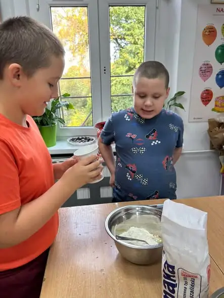 Jabłecznik i jesienne dary natury – kulinarna lekcja w klasie I UB
