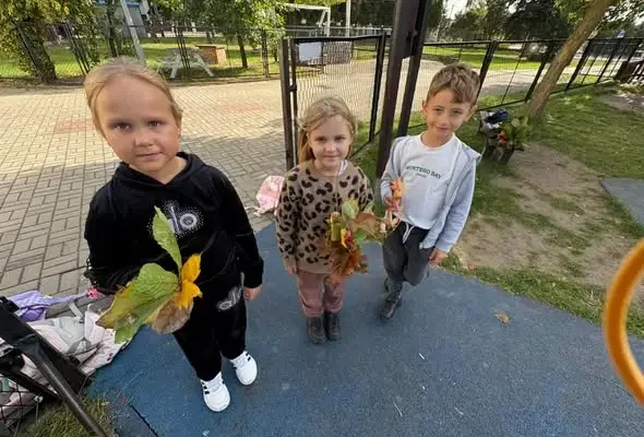 Jesienny spacer klasy 1c – dzieci zebrały dary jesieni i stworzyły kolorowe bukiety