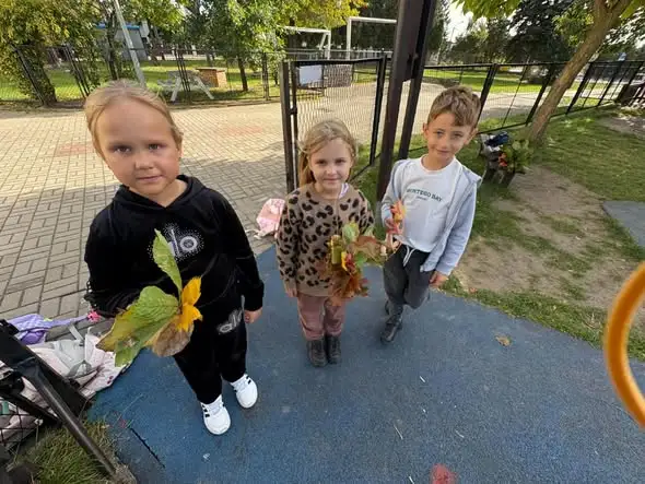 Jesienny spacer klasy 1c – dzieci zebrały dary jesieni i stworzyły kolorowe bukiety