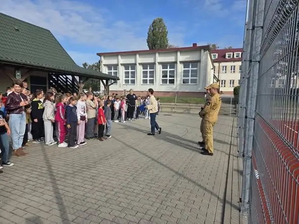 Próbna ewakuacja w szkole i spotkanie z strażakami z PSP Brodnica