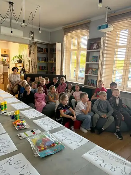 Królewska lekcja w bibliotece – klasa II poznała Elżbietę II
