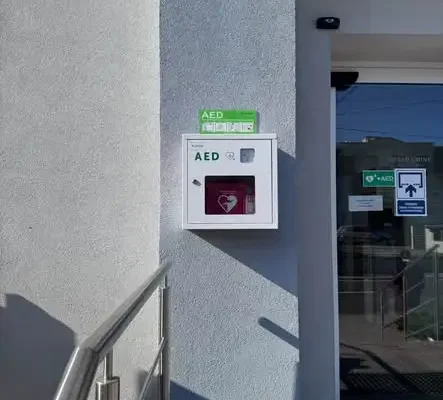 Nowy defibrylator AED przy Urzędzie Gminy Zbiczno – gdzie jeszcze znajdziesz pomoc?