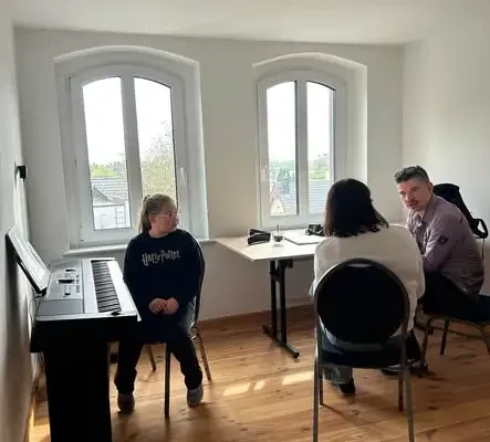 Pierwsze indywidualne lekcje muzyki za nami – uczniowie ćwiczyli grę na pianinie i gitarze