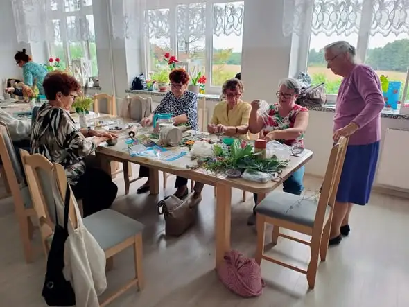 Warsztaty ceramiczne w Klubie Seniora w Brzoziu – glina poszła w ruch