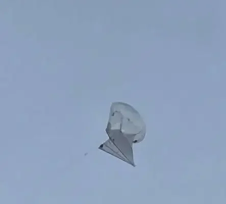Balon zaczepiony o linię energetyczną w Zbicznie – interweniowały służby