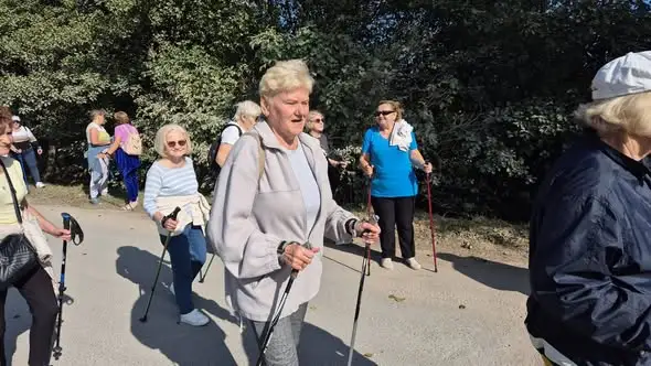 Nordic Walking w rezerwacie – seniorzy z Brzozy podsumowują wyjątkowe spotkanie