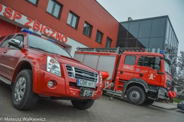 Zbiczno: dwa drzewa opierały się o linię energetyczną. Interweniowały PSP Brodnica i OSP Zbiczno