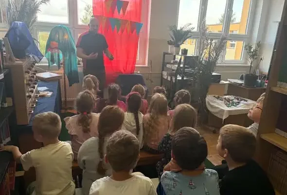 Pasowanie na czytelnika w szkole w Jastrzębiu – 17 pierwszoklasistów w bibliotece