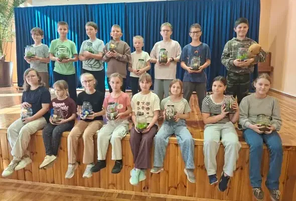 Warsztaty „Las w słoiku” w szkole – uczniowie stworzyli miniaturowe ekosystemy