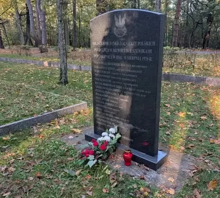 „Żywa Pamięć” w Brodnicy: uczniowie ze Zbiczna odkrywali historię cmentarza wojskowego
