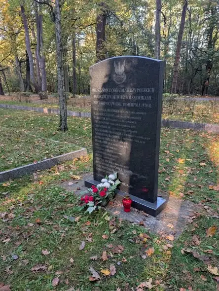 „Żywa Pamięć” w Brodnicy: uczniowie ze Zbiczna odkrywali historię cmentarza wojskowego