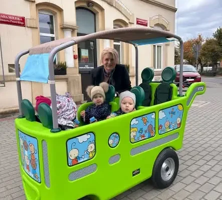 Nowy elektryczny busik w Jabłonowie Pomorskim – pierwsza przejażdżka dzieci