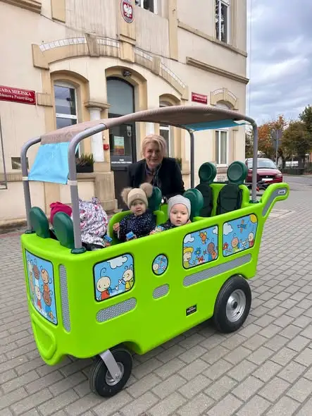 Nowy elektryczny busik w Jabłonowie Pomorskim – pierwsza przejażdżka dzieci