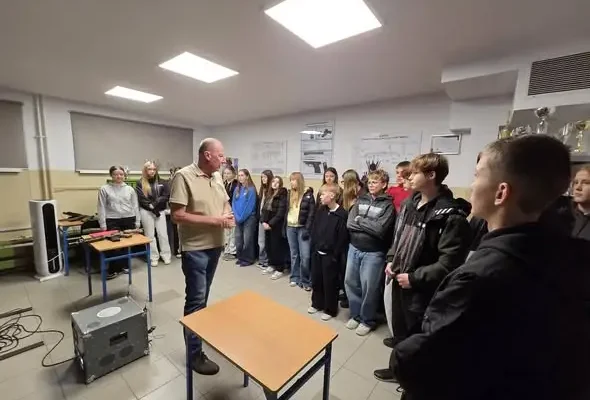 Uczniowie klasy 8 z Brodnicy na wirtualnej strzelnicy w CKZiU