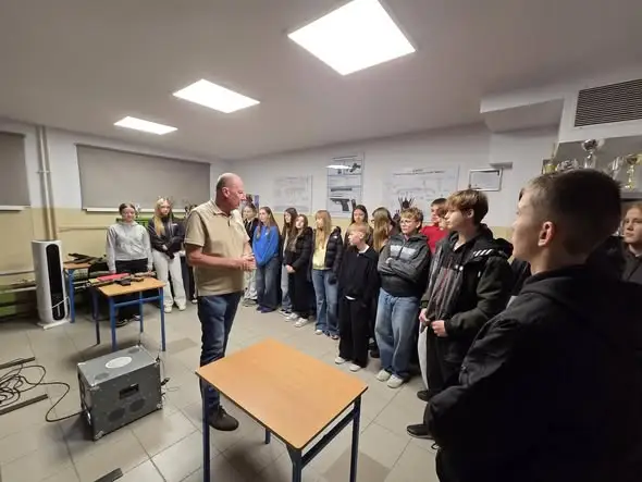 Uczniowie klasy 8 z Brodnicy na wirtualnej strzelnicy w CKZiU