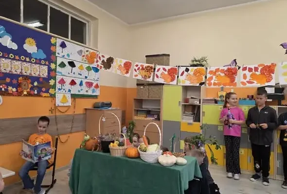 Klasa 2A z Jastrzębia wystawiła teatrzyk kukiełkowy „Na straganie”