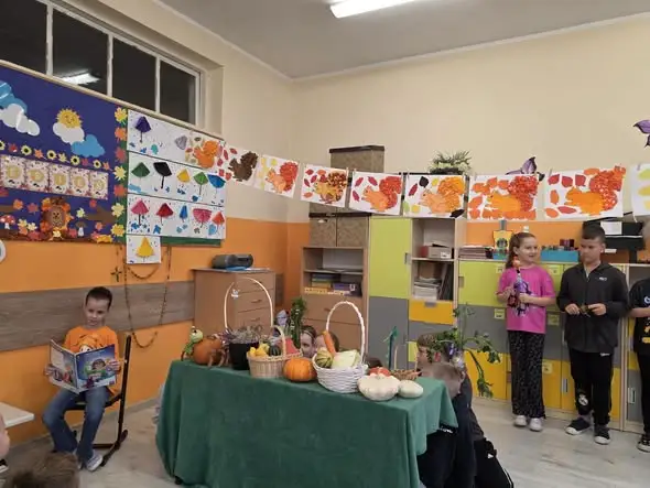 Klasa 2A z Jastrzębia wystawiła teatrzyk kukiełkowy „Na straganie”