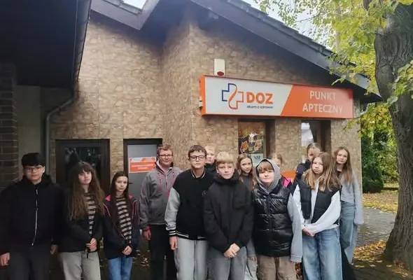 Uczniowie z Jastrzębia odwiedzili aptekę – lekcja o lekach i pierwszej pomocy