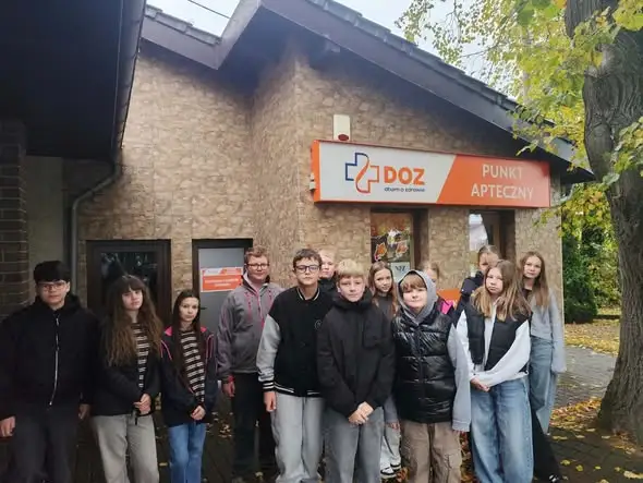 Uczniowie z Jastrzębia odwiedzili aptekę – lekcja o lekach i pierwszej pomocy