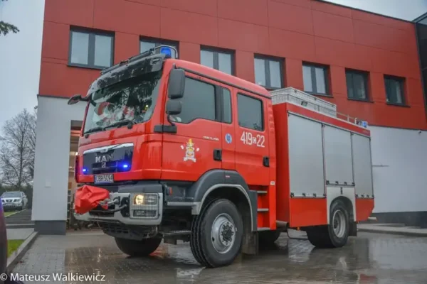 Ciche: Strażacy i ratownicy medyczni pomogli otworzyć mieszkanie