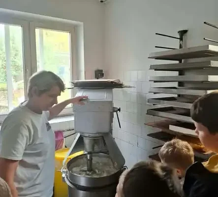 Uczniowie klasy 3a poznali zawód cukiernika w cukierni Migo