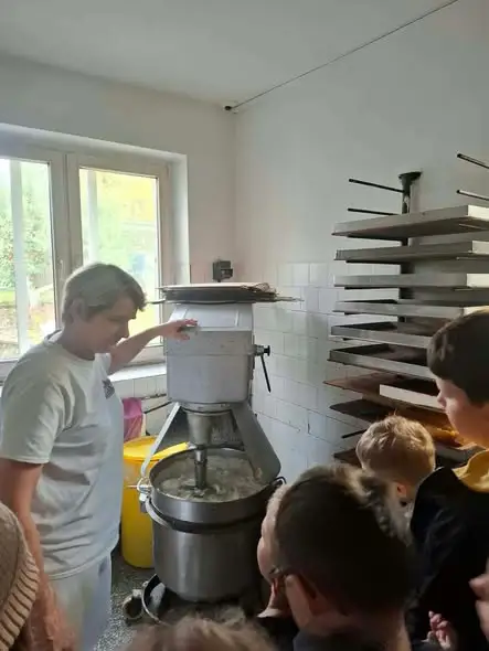 Uczniowie klasy 3a poznali zawód cukiernika w cukierni Migo