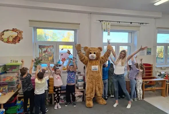 Teddy Eddie odwiedził uczniów w Jastrzębiu – nauka angielskiego przez zabawę
