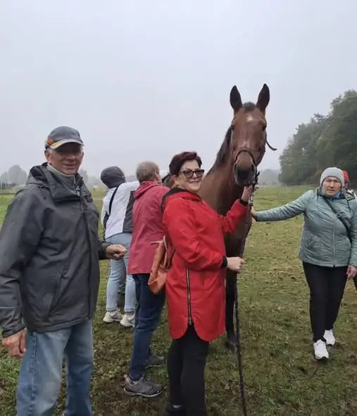 Seniorzy z Klubu Seniora w Brzozie na warsztatach w Stajni Dziki Ostrów