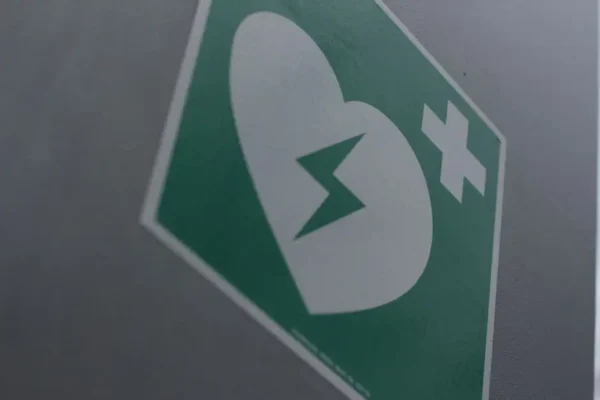 Nowy defibrylator AED przy Urzędzie Gminy – gdzie jeszcze w okolicy?